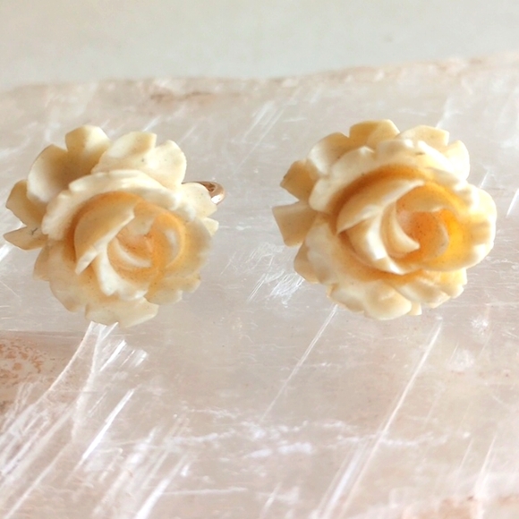VAN DELL VINTAGE GOLD FILLED 1/20 G.F. CARVED FLOWERS SCREW BACK EARRINGS. - Picture 2 of 5